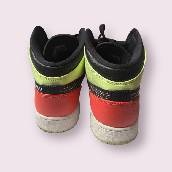 Air Jordan 1 MID SE (GS) - Picture 4 of 5